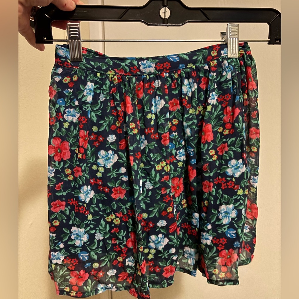 Brand new beautiful floral XS holkister skirt